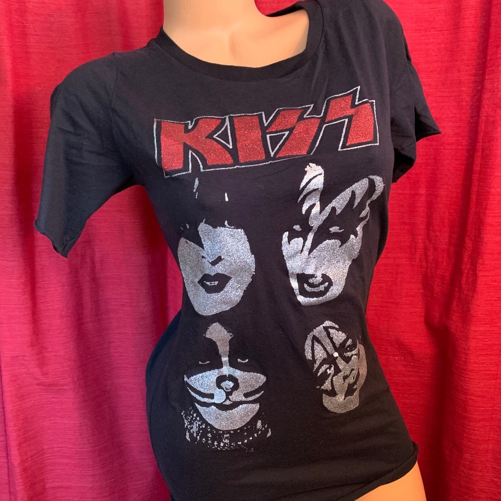 Kiss woman’s Rock n’ Roll tee